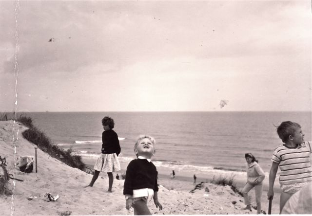 Jantje was de enige op het strand die de wolk zag waarop een engel zat te breien. Omdat er niets bekend is over breiende engelen werd hij niet geloofd natuurlijk.